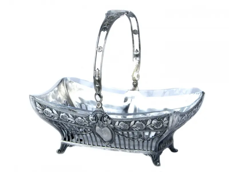 Foto de um(a) Cesta alemã em metal WMF, da categoria de Cestos e Caixas. Elegante cesta em metal espessurado da renomada manufatura alemã WMF. Laterais vasadas com guirlandas de flores. Assente em... Vendido no marketplace Trésors.