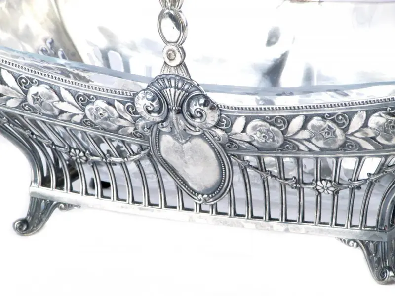 Foto de um(a) Cesta alemã em metal WMF, da categoria de Cestos e Caixas. Elegante cesta em metal espessurado da renomada manufatura alemã WMF. Laterais vasadas com guirlandas de flores. Assente em... Mostrado de uma perspectiva diferente. Vendido no marketplace Trésors.