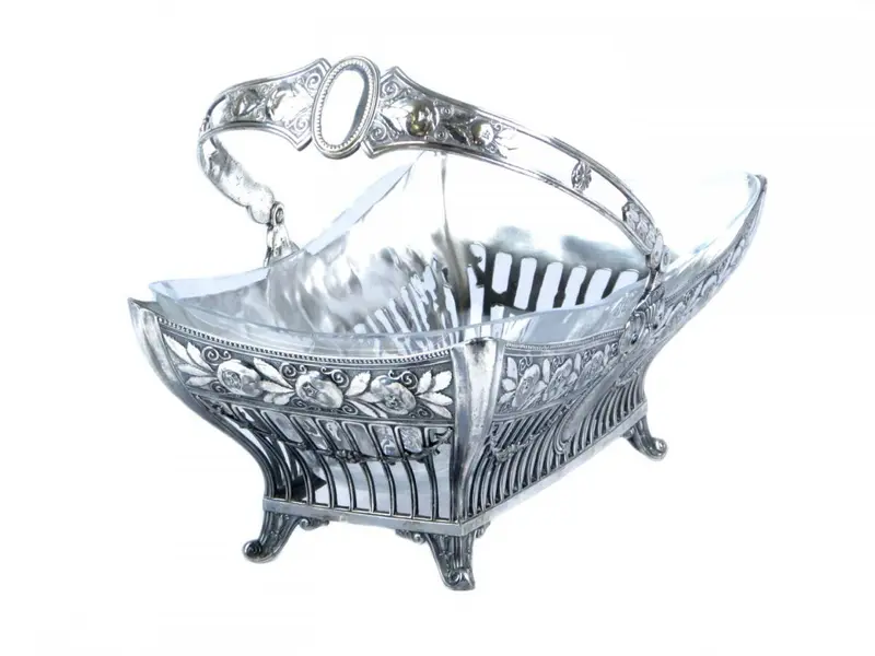 Foto de um(a) Cesta alemã em metal WMF, da categoria de Cestos e Caixas. Elegante cesta em metal espessurado da renomada manufatura alemã WMF. Laterais vasadas com guirlandas de flores. Assente em... Mostrado de uma perspectiva diferente. Vendido no marketplace Trésors.