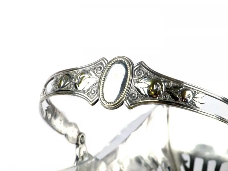 Foto de um(a) Cesta alemã em metal WMF, da categoria de Cestos e Caixas. Elegante cesta em metal espessurado da renomada manufatura alemã WMF. Laterais vasadas com guirlandas de flores. Assente em... Mostrado de uma perspectiva diferente. Vendido no marketplace Trésors.