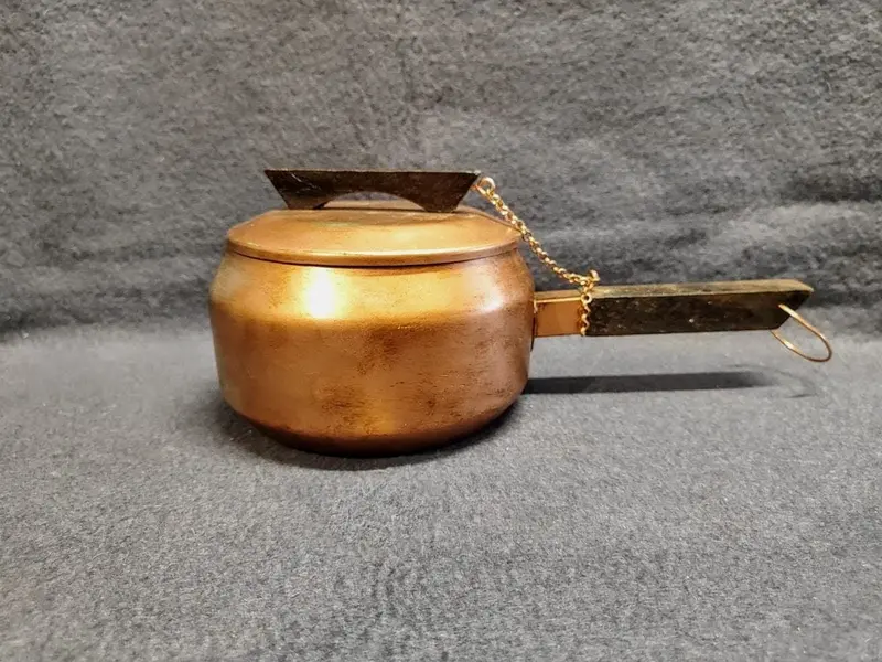 Foto de um(a) Panela de Alumínio com Pátina Cobre Envelhecida, Década de 1980, da categoria de Panelas. Panela de alumínio com pátina cobre envelhecida e azinhavrada, com puxador e cabo de madeira. Possui argola para pendurar e... Mostrado de uma perspectiva diferente. Vendido no marketplace Trésors.