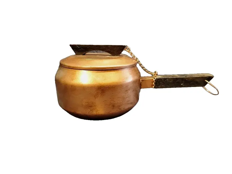 Foto de um(a) Panela de Alumínio com Pátina Cobre Envelhecida, Década de 1980, da categoria de Panelas. Panela de alumínio com pátina cobre envelhecida e azinhavrada, com puxador e cabo de madeira. Possui argola para pendurar e... Vendido no marketplace Trésors.