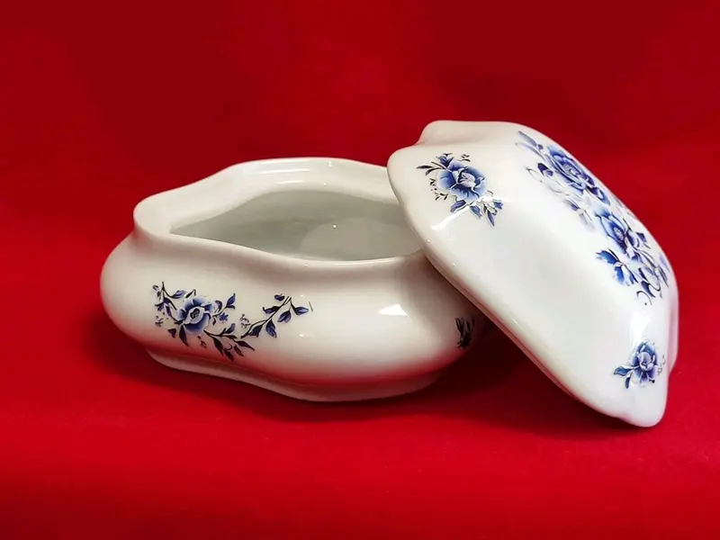 Foto de um(a) Porta Joia em Porcelana Branca e Floral Azul Cobalto, Década de 1970, da categoria de Porta-Jóias. Porta joia em porcelana branca com estampa floral em azul cobalto, década de 1970.A: 6 cm / L: 10,5 cm / P: 10,5 cm peso:... Mostrado de uma perspectiva diferente. Vendido no marketplace Trésors.