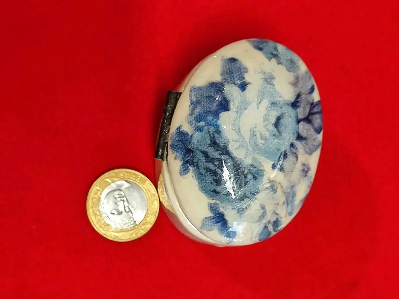 Foto de um(a) Pequena Caixinha em Porcelana Azul Cobalto e Branca, Década de 2000, da categoria de Cestos e Caixas. Pequena caixa de porcelana com estampa floral azul cobalto e branca, fecho em metal, década de 2000. A: 5 cm / L: 7 cm / P:... Mostrado de uma perspectiva diferente. Vendido no marketplace Trésors.