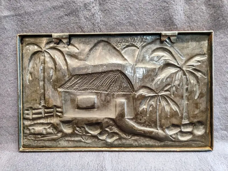 Foto de um(a) Quadro em Cobre Oxidado e Rebatido e Ferro, Paisagem Praiana Nordestina, Década de 2000, da categoria de Objetos de parede esculturais. Quadro com paisagem praiana nordestina, feito com folha de cobre oxidada, rebatido e com ótimo relevo e estrutura em baguete... Mostrado de uma perspectiva diferente. Vendido no marketplace Trésors.