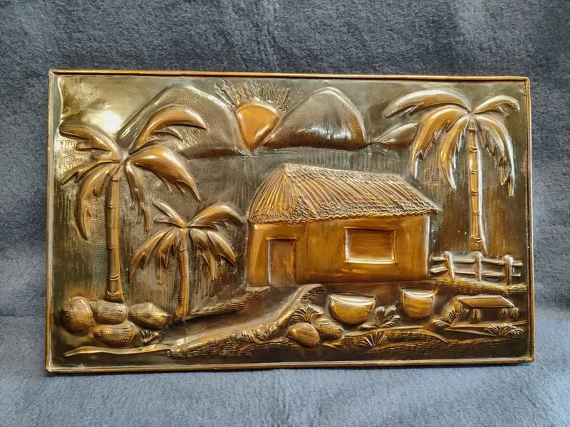 Foto de um(a) Quadro em Cobre Oxidado e Rebatido e Ferro, Paisagem Praiana Nordestina, Década de 2000, da categoria de Objetos de parede esculturais. Quadro com paisagem praiana nordestina, feito com folha de cobre oxidada, rebatido e com ótimo relevo e estrutura em baguete... Mostrado de uma perspectiva diferente. Vendido no marketplace Trésors.