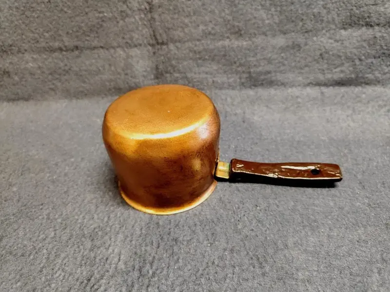 Foto de um(a) Panelinha em Alumínio com Pátina Cobre e Baquelite, Década de 2000, da categoria de Outros objetos decorativos. Panelinha de alumínio com acabamento em pátina cobre envelhecida e azinhavrada, com cabo de baquelite. Peça decorativa dos... Mostrado de uma perspectiva diferente. Vendido no marketplace Trésors.