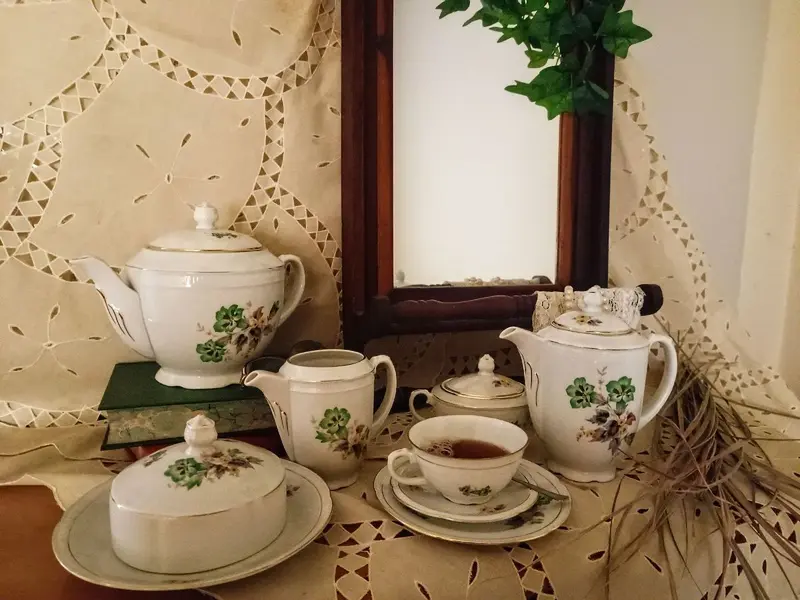 Foto de um(a) Jogo de Chá e Cafézinho Chodziez, Poland anos 60, da categoria de Conjuntos de café e chá. Jogo de chá e cafézinho com bule, leiteira, cremeira, açucareiro, manteigueira, prato de pão e um grande prato para bolo.... Mostrado de uma perspectiva diferente. Vendido no marketplace Trésors.