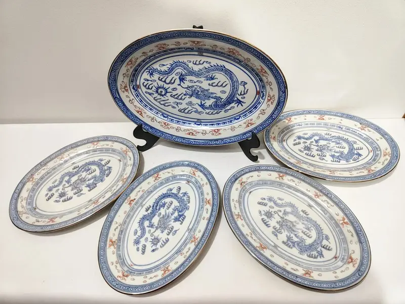 Foto de um(a) Travessas Chinesas Grão de Arroz, Década de 2000, da categoria de Travessas e tigelas. Combo de travessas chinesas grão de arroz com dragão, todas com filete em ouro e dois pratinhos para molho, década de 2000... Mostrado de uma perspectiva diferente. Vendido no marketplace Trésors.