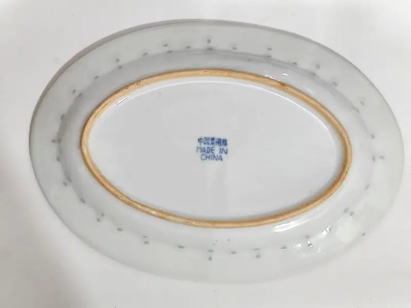 Foto de um(a) Travessas Chinesas Grão de Arroz, Década de 2000, da categoria de Travessas e tigelas. Combo de travessas chinesas grão de arroz com dragão, todas com filete em ouro e dois pratinhos para molho, década de 2000... Mostrado de uma perspectiva diferente. Vendido no marketplace Trésors.