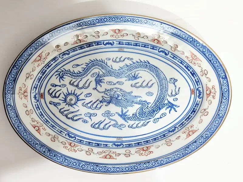 Foto de um(a) Travessas Chinesas Grão de Arroz, Década de 2000, da categoria de Travessas e tigelas. Combo de travessas chinesas grão de arroz com dragão, todas com filete em ouro e dois pratinhos para molho, década de 2000... Mostrado de uma perspectiva diferente. Vendido no marketplace Trésors.