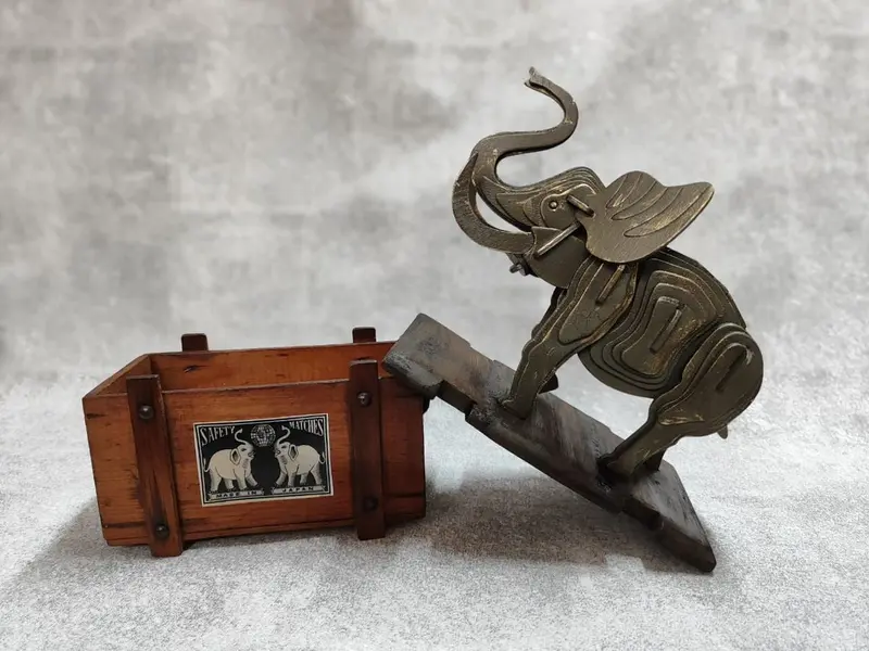 Foto de um(a) Caixa Container Elefante, Década de 1940, da categoria de Cestos e Caixas. Contêiner elefante: caixa de madeira com tampa de elefante em compensado com corte computadorizado com pátina bronze... Mostrado de uma perspectiva diferente. Vendido no marketplace Trésors.
