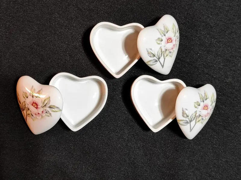Foto de um(a) Mini Porta Jóias em Porcelana, Década de 1980, da categoria de Porta-Jóias. Combo com 3 mini porta jóias em porcela pintados à mão, década de 1980. L: 5,5 cm A: 2,6 cm P: 6 cm peso: 175 g. Mostrado de uma perspectiva diferente. Vendido no marketplace Trésors.