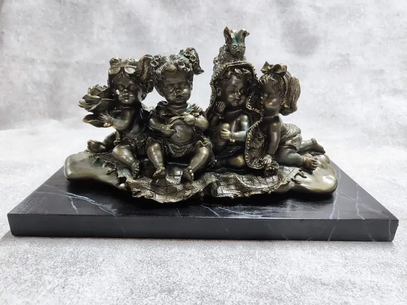 Foto de um(a) Escultura em Resina Italiana, Década de 1990, da categoria de Escultura. Escultura retratando quatro meninas em resina italiana com pátina bronze oxidada, base em madeira ebanizada e marmorizada.... Mostrado de uma perspectiva diferente. Vendido no marketplace Trésors.