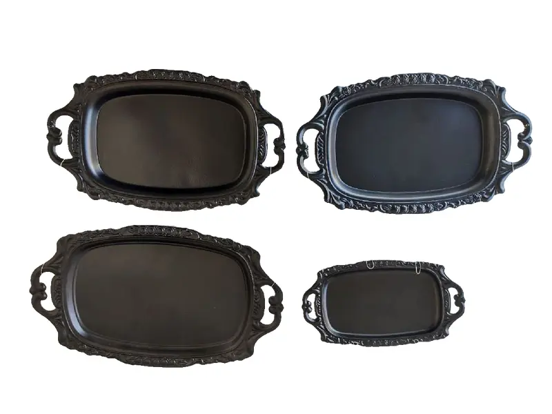 Foto de um(a) Combo com 04 Bandejas, da categoria de Bandejas. Combo com 4 bandejas pequenas, em ferro com pintura eletrostática na cor preta, todas com borda em relevo. Medidas 1: L 28... Vendido no marketplace Trésors.
