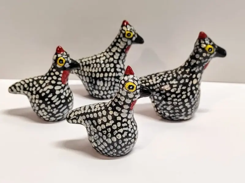 Foto de um(a) Galinha D'Angola em Cerâmica Nordestina, Década de 2000, da categoria de Modelos e estatuetas. Galinhas d'angola em cerâmicas nordestinas, década de 2000 A: 7 cm e 6,5 cm L: 8,5 cm e 6,5 cm P: 3,5 cm e 3 cm Peso... Mostrado de uma perspectiva diferente. Vendido no marketplace Trésors.