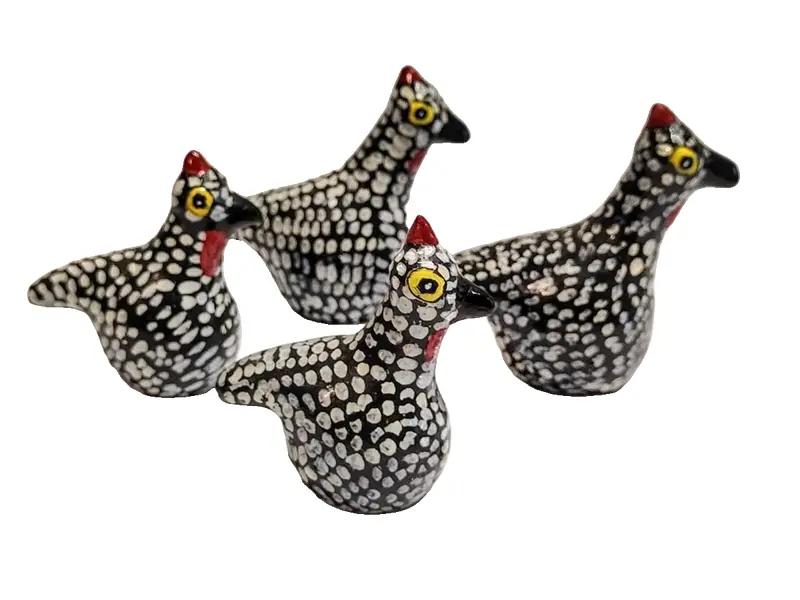 Foto de um(a) Galinha D'Angola em Cerâmica Nordestina, Década de 2000, da categoria de Modelos e estatuetas. Galinhas d'angola em cerâmicas nordestinas, década de 2000 A: 7 cm e 6,5 cm L: 8,5 cm e 6,5 cm P: 3,5 cm e 3 cm Peso... Vendido no marketplace Trésors.