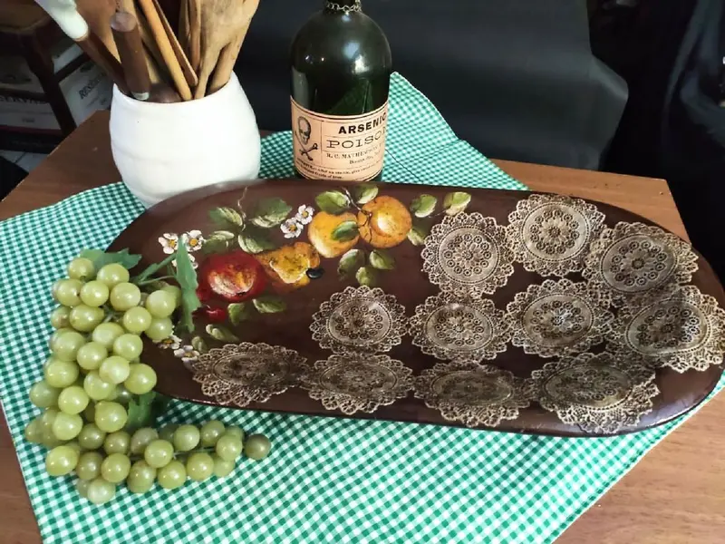 Foto de um(a) Gamela Madeira Anos 80, da categoria de Travessas e tigelas. Gamela em madeira dos anos 1980 com frutas pintadas à mão e decoupage de renda. C: 58 cm L: 29,5 cm A: 7 cm Peso: 1,500 kg. Mostrado de uma perspectiva diferente. Vendido no marketplace Trésors.