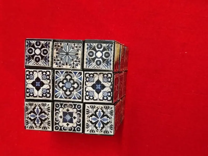 Foto de um(a) Cubo Mágico Azulejo Português, Década de 2000, da categoria de Outros objetos decorativos. Cubo mágico com decupage de azulejo português: seis faces com diferentes azulejos. Lembrança de barcelos, década de 2000 A:... Mostrado de uma perspectiva diferente. Vendido no marketplace Trésors.