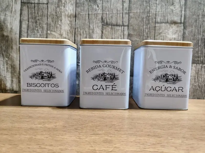 Foto de um(a) Latas Café, Biscoito e Açúcar, da categoria de Organizadores. Combo de latas para biscoito, açúcar e café. Com tampa também em metal com estampa estio madeira. A: 14 cm L: 10,5 P: 10,5... Mostrado de uma perspectiva diferente. Vendido no marketplace Trésors.