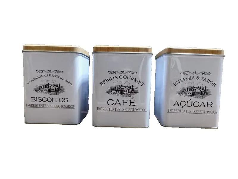 Foto de um(a) Latas Café, Biscoito e Açúcar, da categoria de Organizadores. Combo de latas para biscoito, açúcar e café. Com tampa também em metal com estampa estio madeira. A: 14 cm L: 10,5 P: 10,5... Vendido no marketplace Trésors.