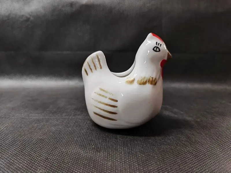 Foto de um(a) Galinha em Porcelana Branca, Década de 1980, da categoria de Modelos e estatuetas. Galinha em porcelana branca policromada podendo servir para várias funções, década de 1980 A: 7,5 cm L: 5 cm P: 7,5 cm... Mostrado de uma perspectiva diferente. Vendido no marketplace Trésors.