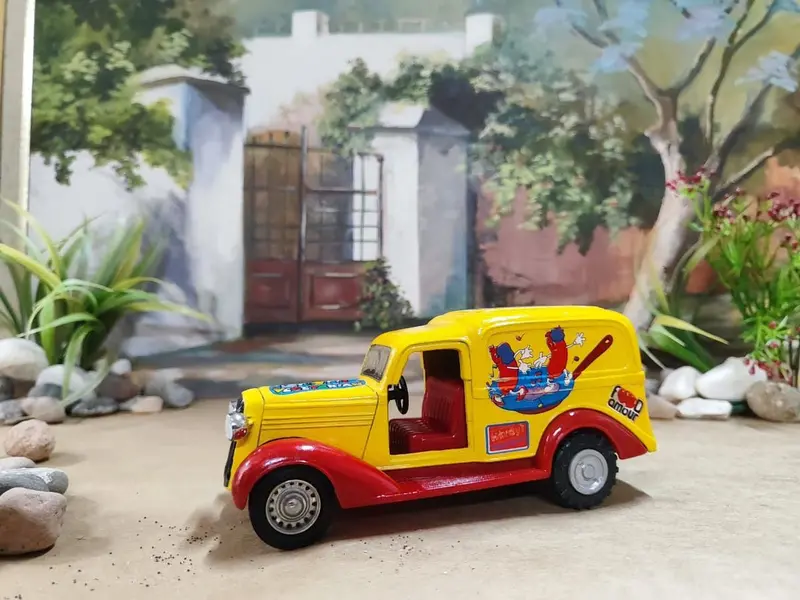 Foto de um(a) Mini Furgão Chevrolet, Modelo 1937, Escala 1/24, Anos 80, da categoria de Modelos de carros. Miniatura de furgão chevrolet, modelo 1937 para entrega delivery, escala 1/24. Fabricado pela atl nos anos de 1980. Pneus de... Mostrado de uma perspectiva diferente. Vendido no marketplace Trésors.