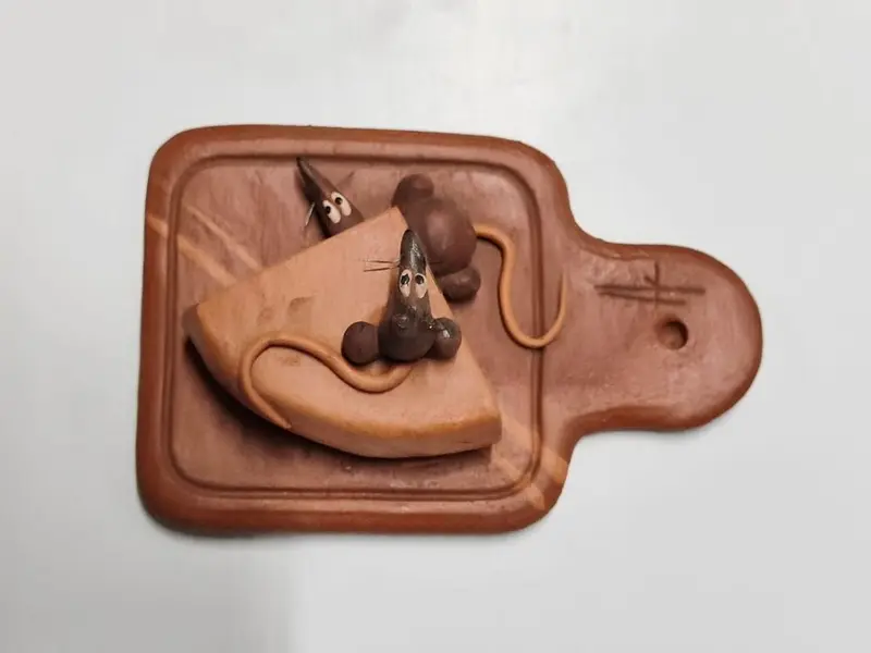 Foto de um(a) Escultura Ratinhos No Queijo, Cerâmica, da categoria de Escultura. Escultura em cerâmica assinada. Tábua de queijo com gatinhos comendo queijo. A: 6 cm L: 14 cm P: 8,5 cm peso: 216 g. Mostrado de uma perspectiva diferente. Vendido no marketplace Trésors.