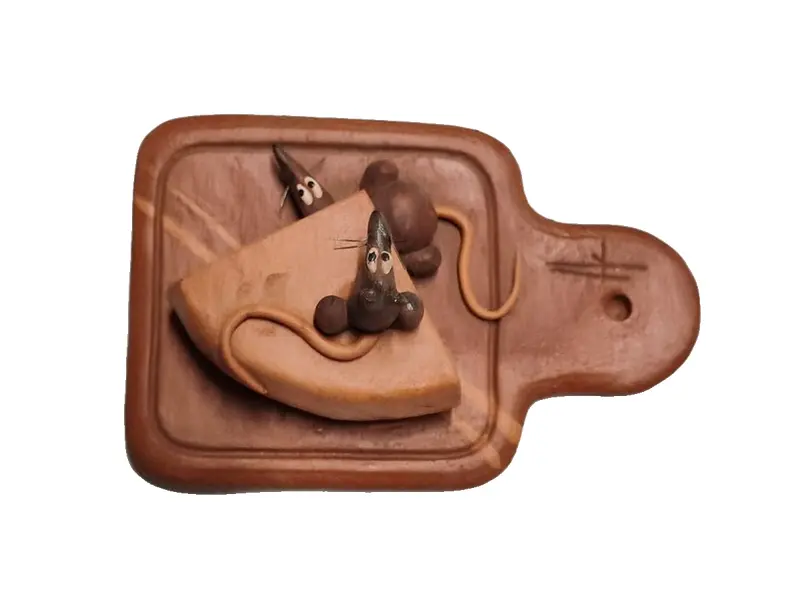 Foto de um(a) Escultura Ratinhos No Queijo, Cerâmica, da categoria de Escultura. Escultura em cerâmica assinada. Tábua de queijo com gatinhos comendo queijo. A: 6 cm L: 14 cm P: 8,5 cm peso: 216 g. Vendido no marketplace Trésors.