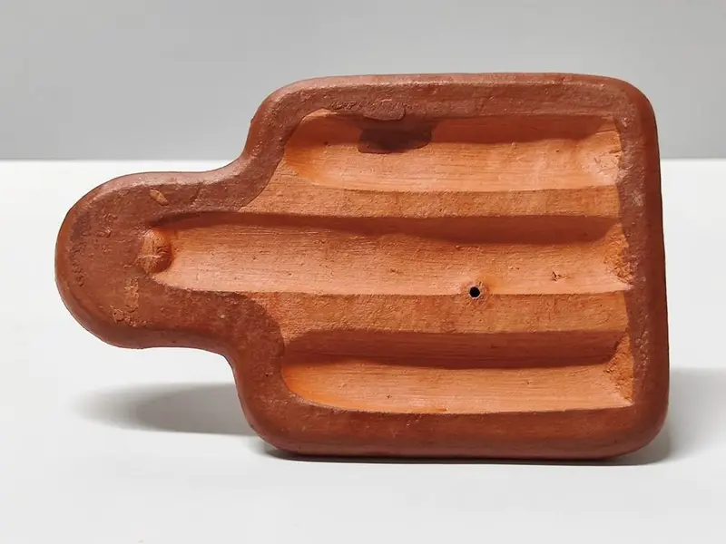 Foto de um(a) Escultura Ratinhos No Queijo, Cerâmica, da categoria de Escultura. Escultura em cerâmica assinada. Tábua de queijo com gatinhos comendo queijo. A: 6 cm L: 14 cm P: 8,5 cm peso: 216 g. Mostrado de uma perspectiva diferente. Vendido no marketplace Trésors.