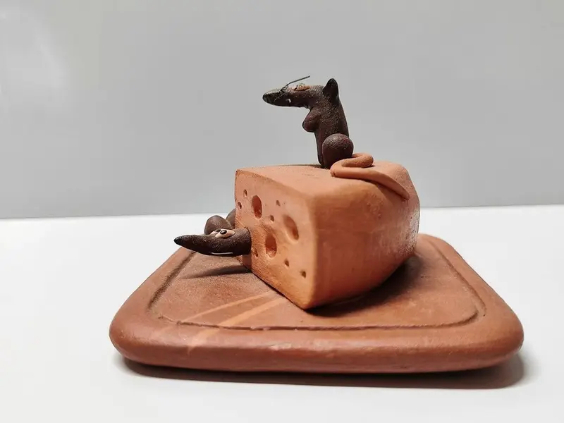 Foto de um(a) Escultura Ratinhos No Queijo, Cerâmica, da categoria de Escultura. Escultura em cerâmica assinada. Tábua de queijo com gatinhos comendo queijo. A: 6 cm L: 14 cm P: 8,5 cm peso: 216 g. Mostrado de uma perspectiva diferente. Vendido no marketplace Trésors.