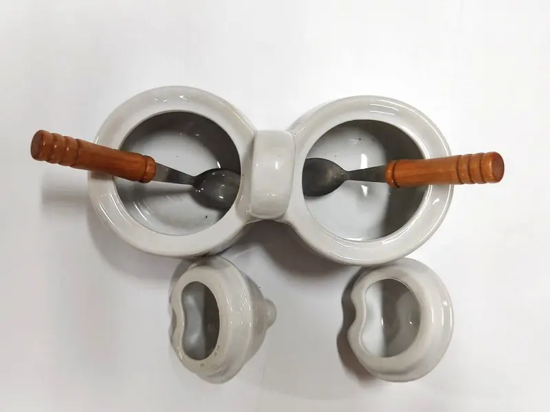 Foto de um(a) Galheteiro de Mesa em Porcelana, Década de 2000, da categoria de Saleiros e pimenteiros. Galheteiro de mesa em porcelana com adesivo de frutas somente de um lado. Tampa e colheres com cabo de madeira. Made in... Mostrado de uma perspectiva diferente. Vendido no marketplace Trésors.