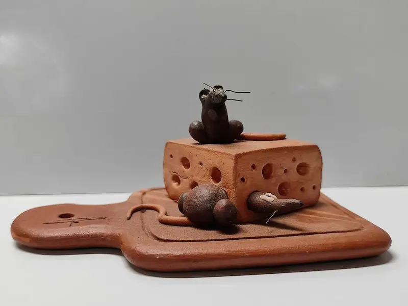 Foto de um(a) Escultura Ratinhos No Queijo, Cerâmica, da categoria de Escultura. Escultura em cerâmica assinada. Tábua de queijo com gatinhos comendo queijo. A: 6 cm L: 14 cm P: 8,5 cm peso: 216 g. Mostrado de uma perspectiva diferente. Vendido no marketplace Trésors.