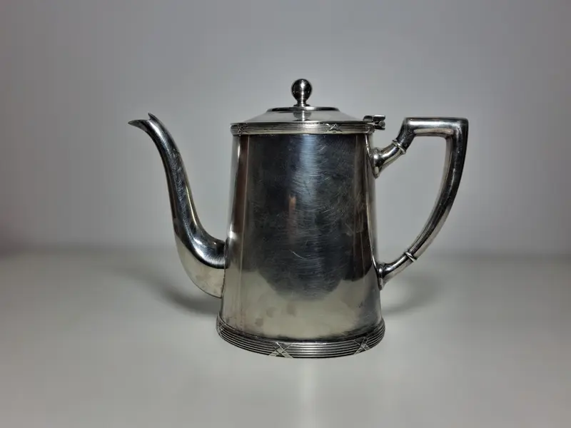 Foto de um(a) Bule Wolff, da categoria de Bules. Bule para chá ou café da tradicional marca Wolff. Em prata 90. Peça clássica, presente nas melhores mesas brasileiras. Mostrado de uma perspectiva diferente. Vendido no marketplace Trésors.