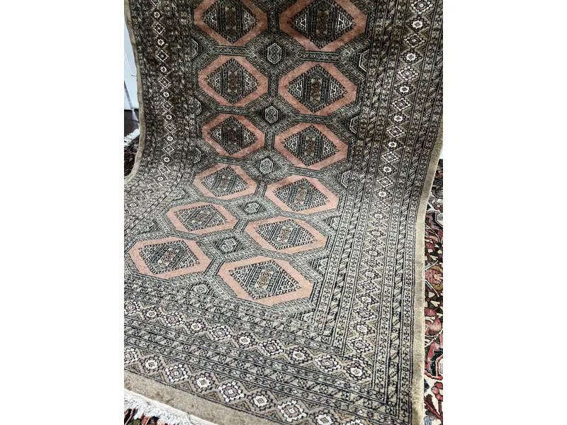 Foto de um(a) Tapete Paquistanês Bokhara, da categoria de Tapetes. Autêntico tapete paquistanês confeccionado inteiramente à mão em lã, seguindo a tradicional técnica de tecelagem oriental.... Mostrado de uma perspectiva diferente. Vendido no marketplace Trésors.