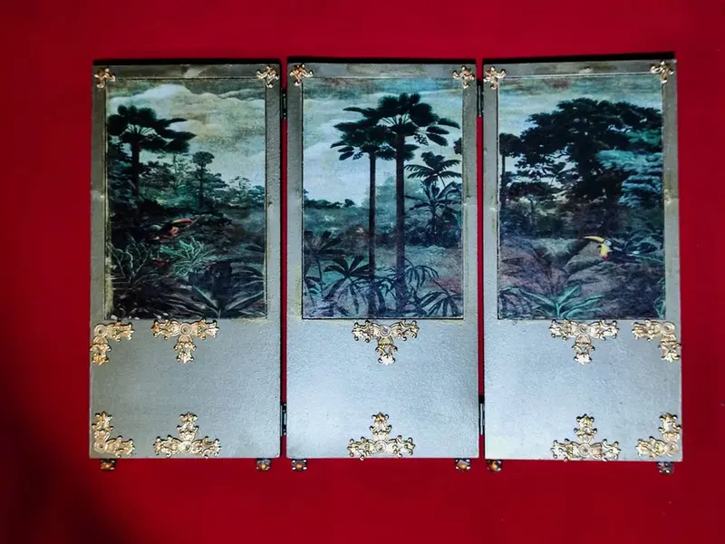 Foto de um(a) Biombo de Mesa Miniatura Renascentista, da categoria de Outros colecionáveis. Biombo de mesa (miniatura) em mdf com pátina bronze e gravuras renascentista e apliques em metal dourado em ambos os lados e... Mostrado de uma perspectiva diferente. Vendido no marketplace Trésors.