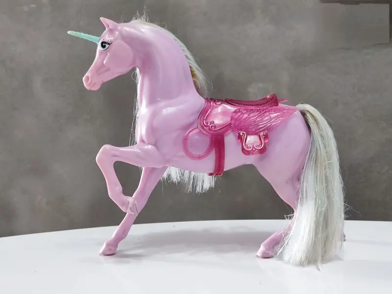 Foto de um(a) Unicórnio Barbie, Mattel, da categoria de Bonecas. Unicórnio lilás - barbie lago dos cisnes. Fabricante: mattel inc méxico 1983. A 27 cm / L 24,5 / P 7,5 cm / Peso: 380 g. Mostrado de uma perspectiva diferente. Vendido no marketplace Trésors.