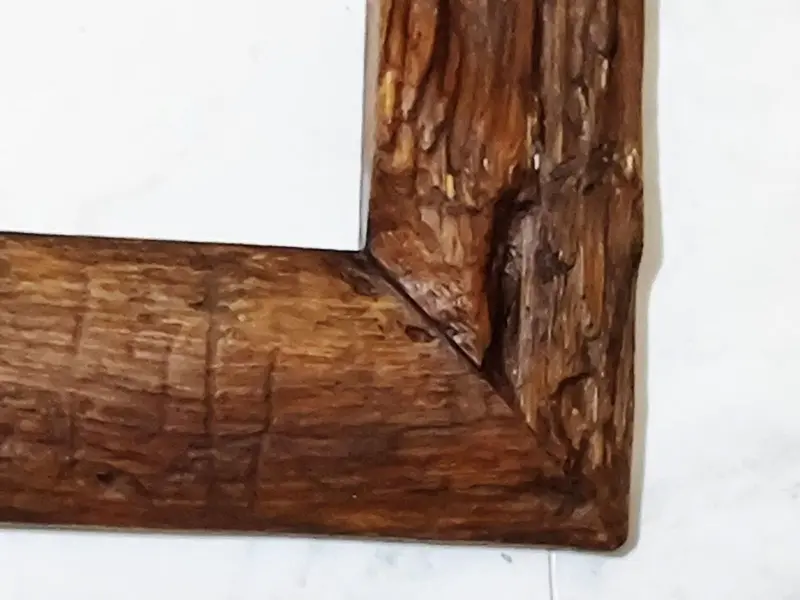 Foto de um(a) Moldura Madeira de Demolição, da categoria de Molduras para quadros. Moldura em madeira de demolição. A interna: 59,8 cm L interna: 45,2 cm L da moldura: 10,2 cm peso: 4kg. Mostrado de uma perspectiva diferente. Vendido no marketplace Trésors.