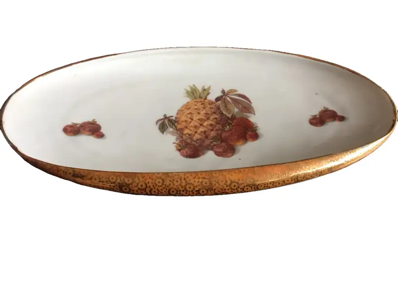 Foto de um(a) Antigo Centro De Mesa Prato Em Porcelana Real Com Frutas, da categoria de Travessas e tigelas. Porcelana antiga, borda dourada trabalhada com ouro. Em perfeito estado. Altura: 4cmComprimento: 27cmProfundidade: 15cm. Vendido no marketplace Trésors.