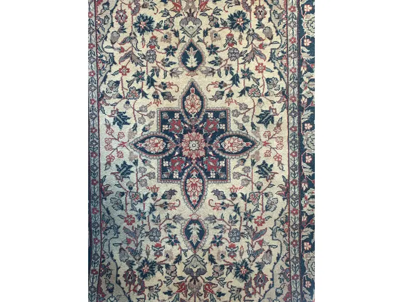 Foto de um(a) Tapete persa em tons marrons, da categoria de Tapetes. Tapete persa novo tecido a mão com predominância de tons marrons medindo 1,22m x 69cm em perfeito estado, nunca usado. Mostrado de uma perspectiva diferente. Vendido no marketplace Trésors.
