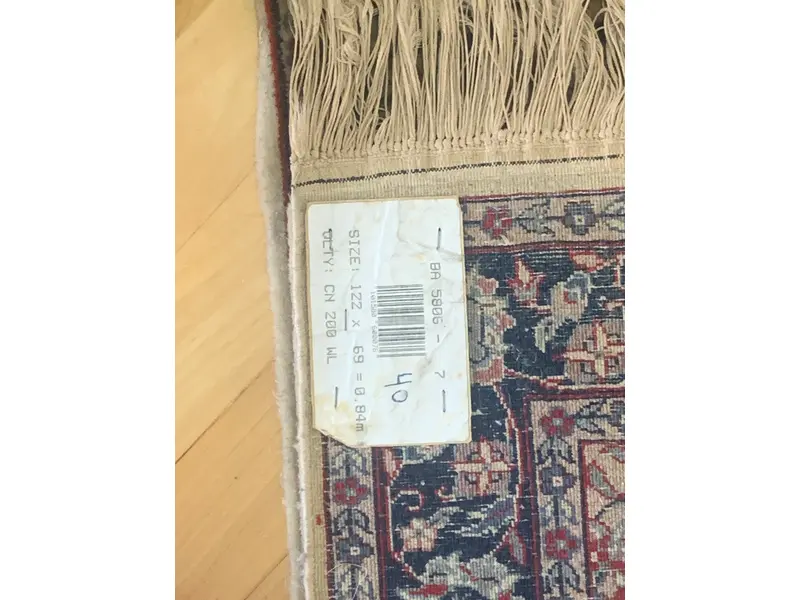 Foto de um(a) Tapete persa em tons marrons, da categoria de Tapetes. Tapete persa novo tecido a mão com predominância de tons marrons medindo 1,22m x 69cm em perfeito estado, nunca usado. Mostrado de uma perspectiva diferente. Vendido no marketplace Trésors.