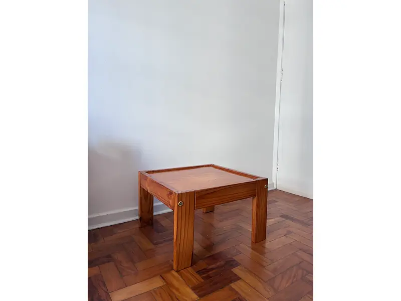 Foto de um(a) Mesa de centro ou lateral Percival LAFER, da categoria de Mesas de centro. Mesa lateral Lafer, em madeira clara, da década de 1970. Mostrado de uma perspectiva diferente. Vendido no marketplace Trésors.