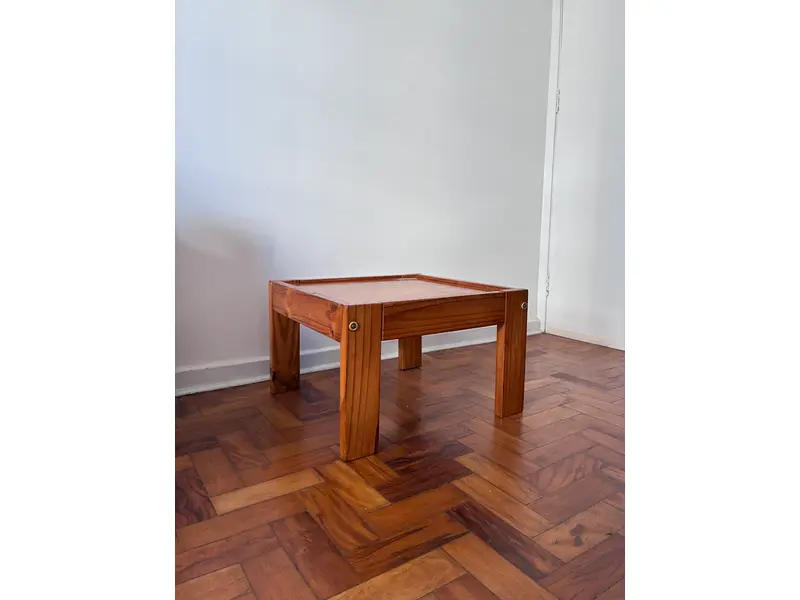 Foto de um(a) Mesa de centro ou lateral Percival LAFER, da categoria de Mesas de centro. Mesa lateral Lafer, em madeira clara, da década de 1970. Mostrado de uma perspectiva diferente. Vendido no marketplace Trésors.