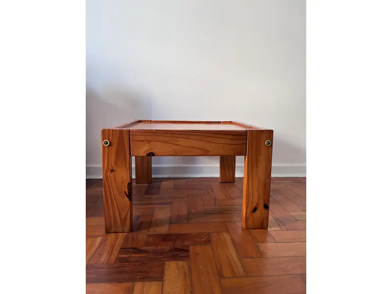 Foto de um(a) Mesa de centro ou lateral Percival LAFER, da categoria de Mesas de centro. Mesa lateral Lafer, em madeira clara, da década de 1970. Mostrado de uma perspectiva diferente. Vendido no marketplace Trésors.