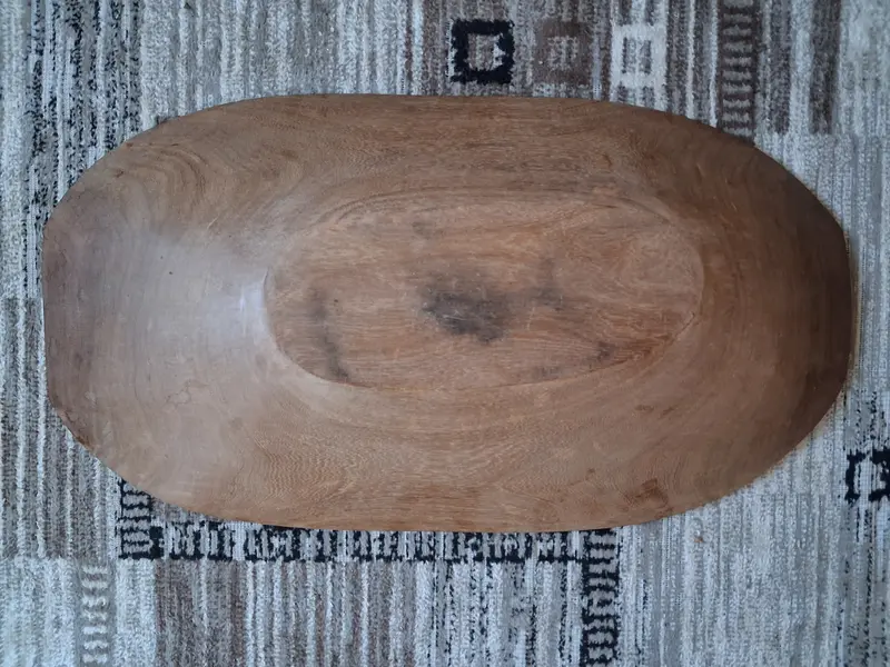 Foto de um(a) Gamela em madeira, da categoria de Travessas e tigelas. Linda e decorativa gamela em madeira nobre e manufatura totalmente artesanal. Medidas: 9 x 47 x 25 cm. Mostrado de uma perspectiva diferente. Vendido no marketplace Trésors.