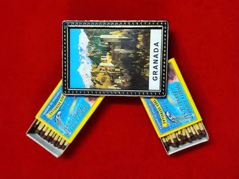 Foto de um(a) Porta Caixa de Fósforos, Granada - Espanha, da categoria de Porta-fósforos e cofres para fósforos. Porta caixa de fósforos em acrílico. Com imagem granada - espanha, souvenir dos anos 1980. A: 1,8 cm L: 5,8 cm P: 8 cm... Mostrado de uma perspectiva diferente. Vendido no marketplace Trésors.