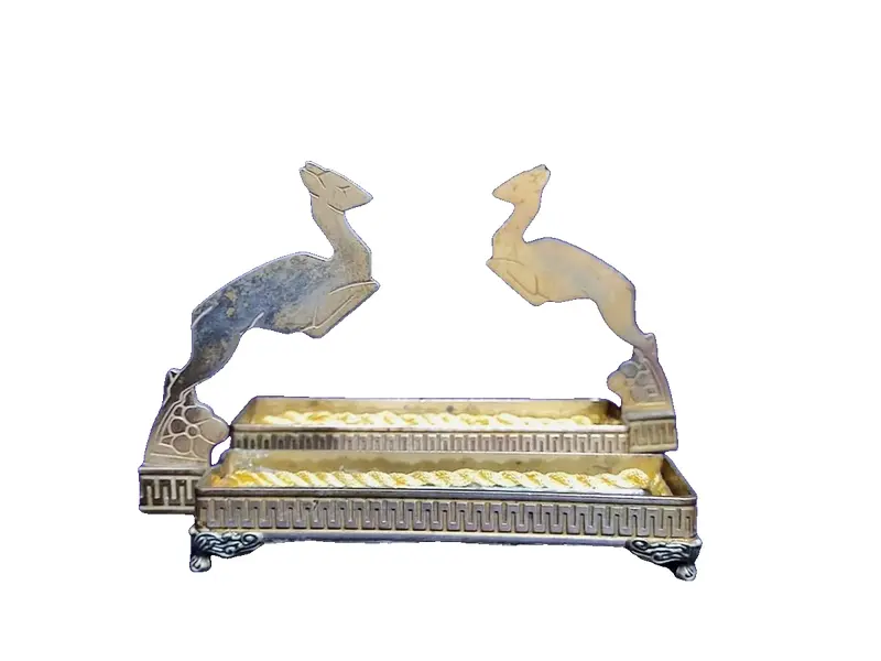 Foto de um(a) Par de Porta Bijuterias em Latão, Estilo Art Déco, Típico Dos Anos 1930, da categoria de Porta-Jóias. Par de porta bijuterias em latão com fundo de espelho e cordão são francisco dourado. Típico dos anos 1930, com pegada art... Vendido no marketplace Trésors.