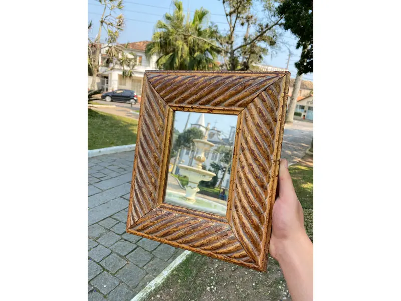 Foto de um(a) Delicado Espelho de parede quadrado acabamento em pátina dourada envelhecida, da categoria de Espelhos. Uma peça cheia de história e presença visual para enriquecer a decoração. Este espelho destaca-se pela sua moldura larga com... Mostrado de uma perspectiva diferente. Vendido no marketplace Trésors.