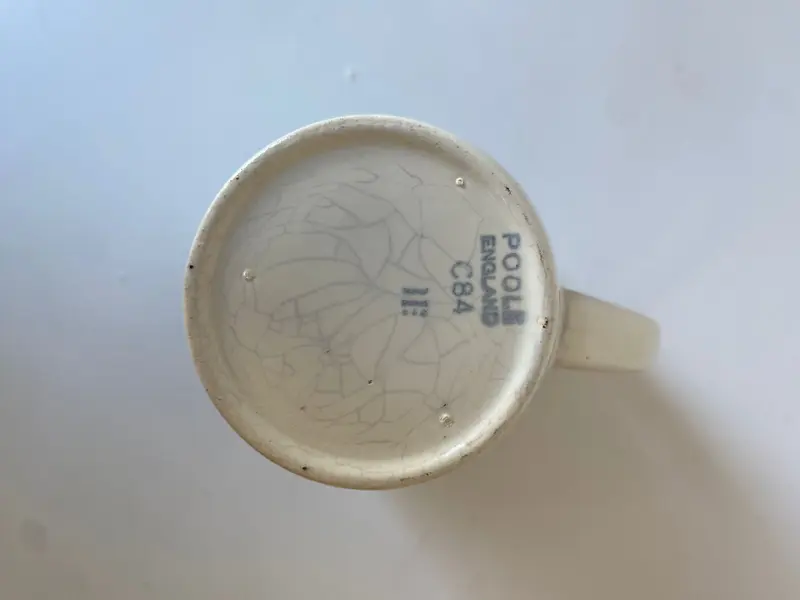 Foto de um(a) Bule inglês, da categoria de Bules. Bule em cerâmica inglês 14cm: *Contém craquelados. Mostrado de uma perspectiva diferente. Vendido no marketplace Trésors.