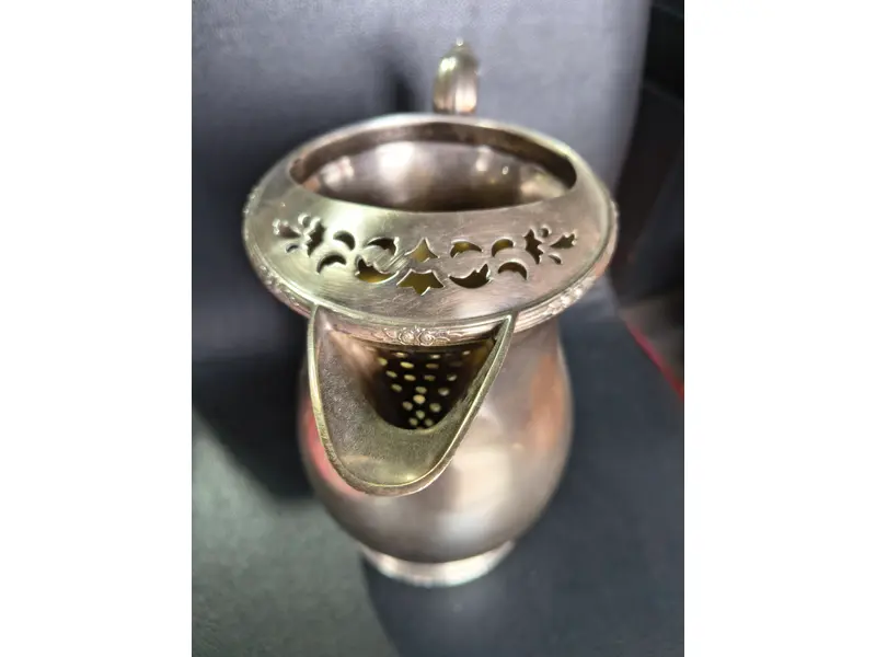 Foto de um(a) Jarra Wolff em prata 90, da categoria de Jarros. Jarra em prata da 90 da Wolff. Com detalhes na asa, borda e arejador. Em ótimo estado de conservação. Mede: A 22cmC (asa ao... Mostrado de uma perspectiva diferente. Vendido no marketplace Trésors.